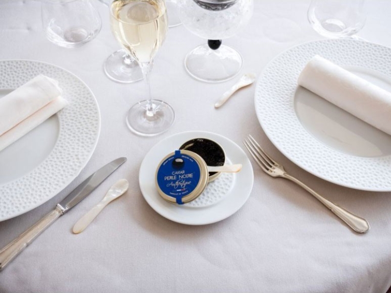 Comment manger le caviar ? Notre guide complet pour une dégustation parfaite